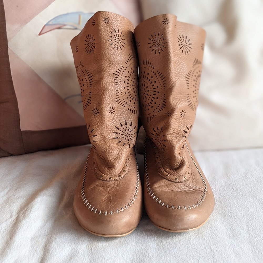 Koolaburra by UGG Becca Laser Boots - Picture 3 of 9